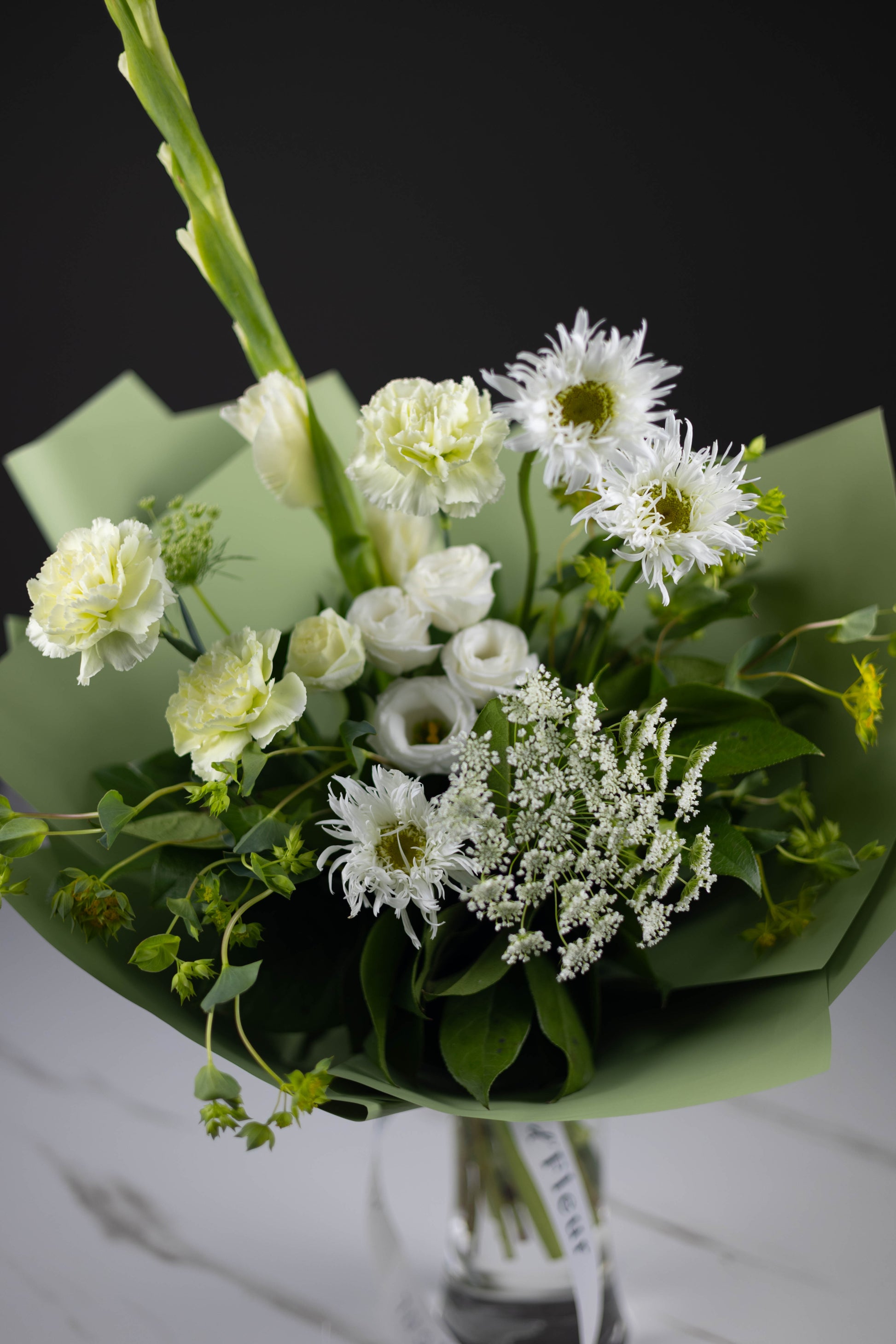minimalist bouquet with lisianthus